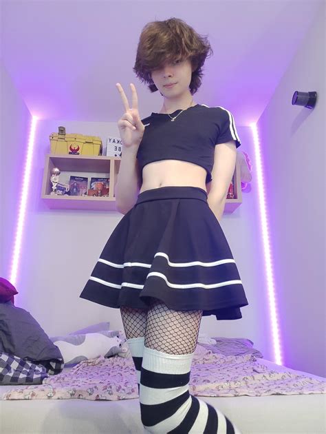Femboy (@cutesyfemboy) .